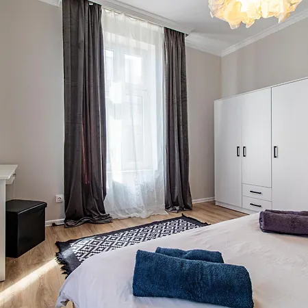 2-bedroom Oasis In Center Apartament