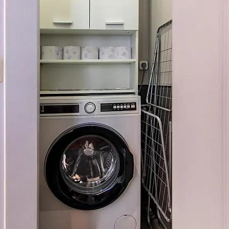 2-bedroom Oasis In Center Apartment *