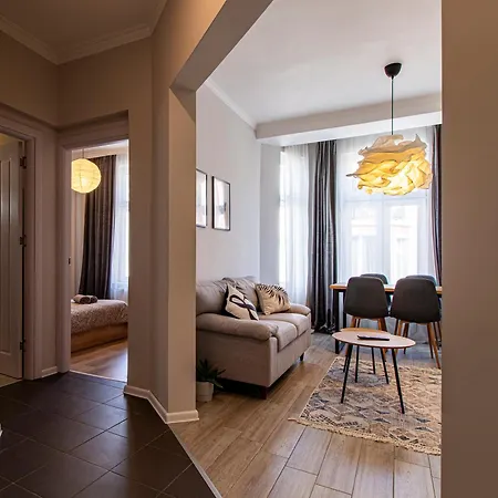 2-bedroom Oasis In Center *